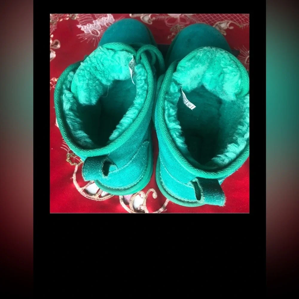 UGG Neumel Suede Chukka Boots Wool Lined S/N 1094269 in emerald green size 6
